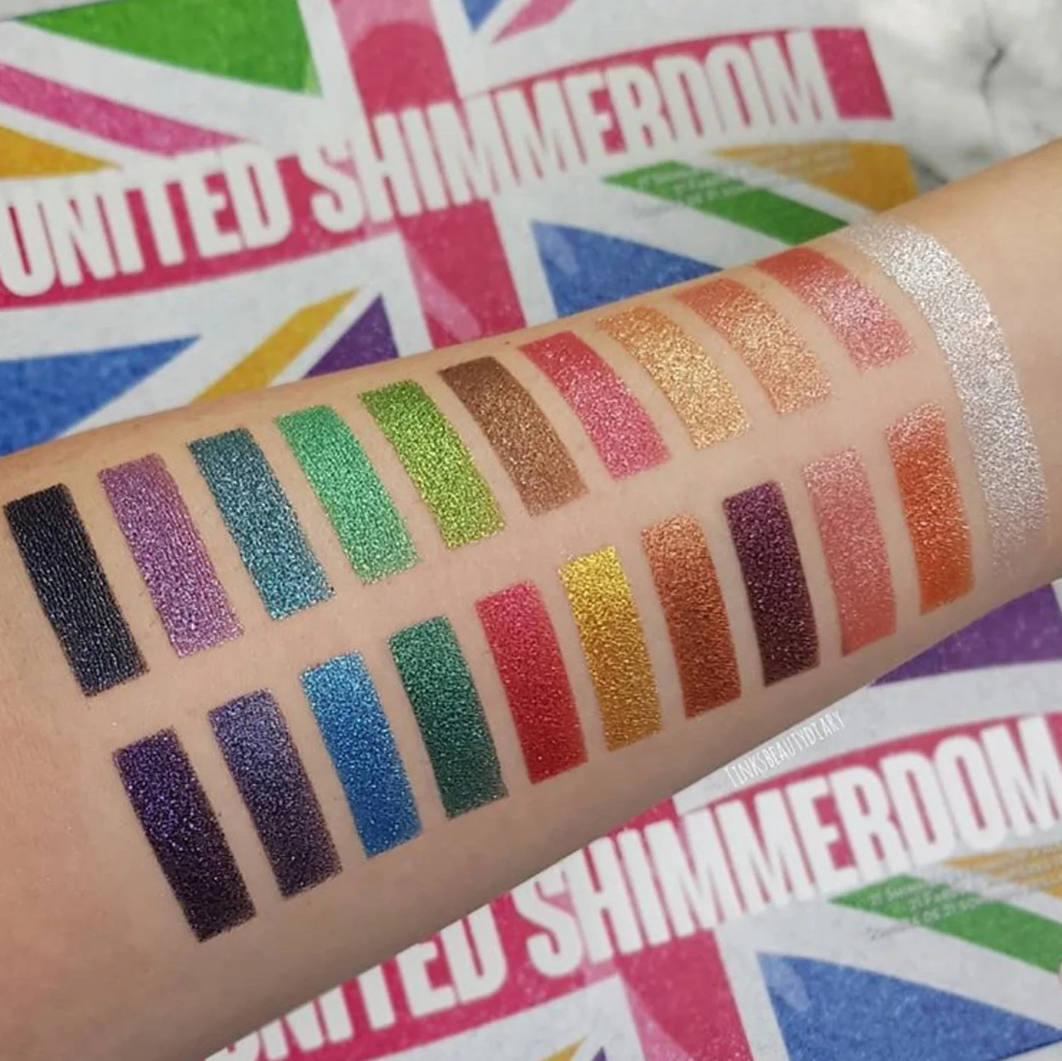 United Shimmerdom -  21 Shimmer Eyeshadow Palette - Image 3